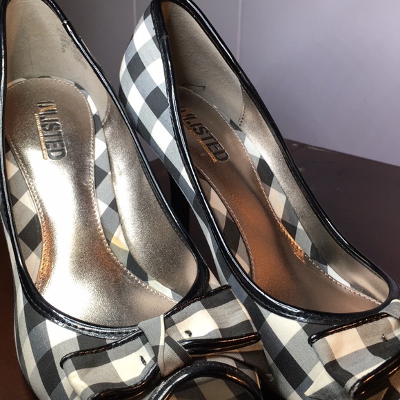 Shoes - Picture 2 of 8